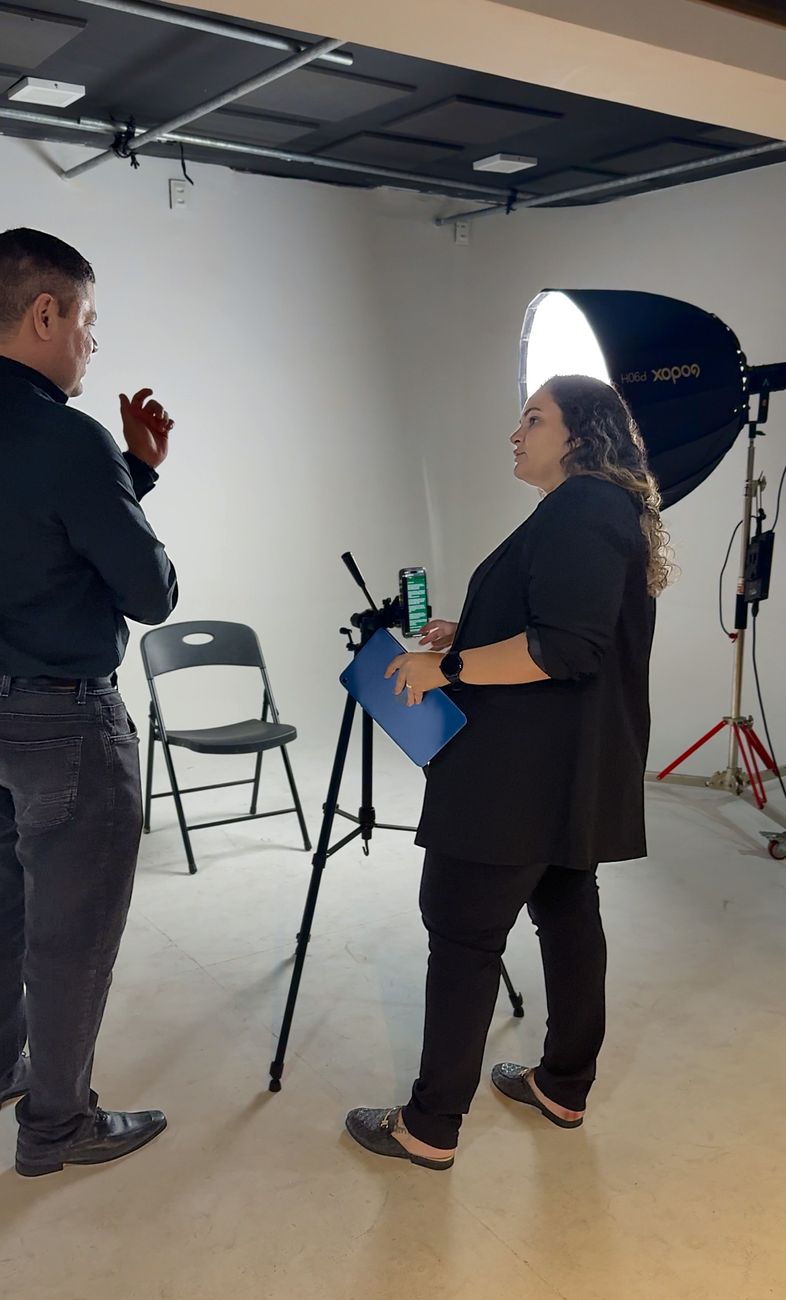 Roxane Plácido orientando um médico em estúdio de gravação