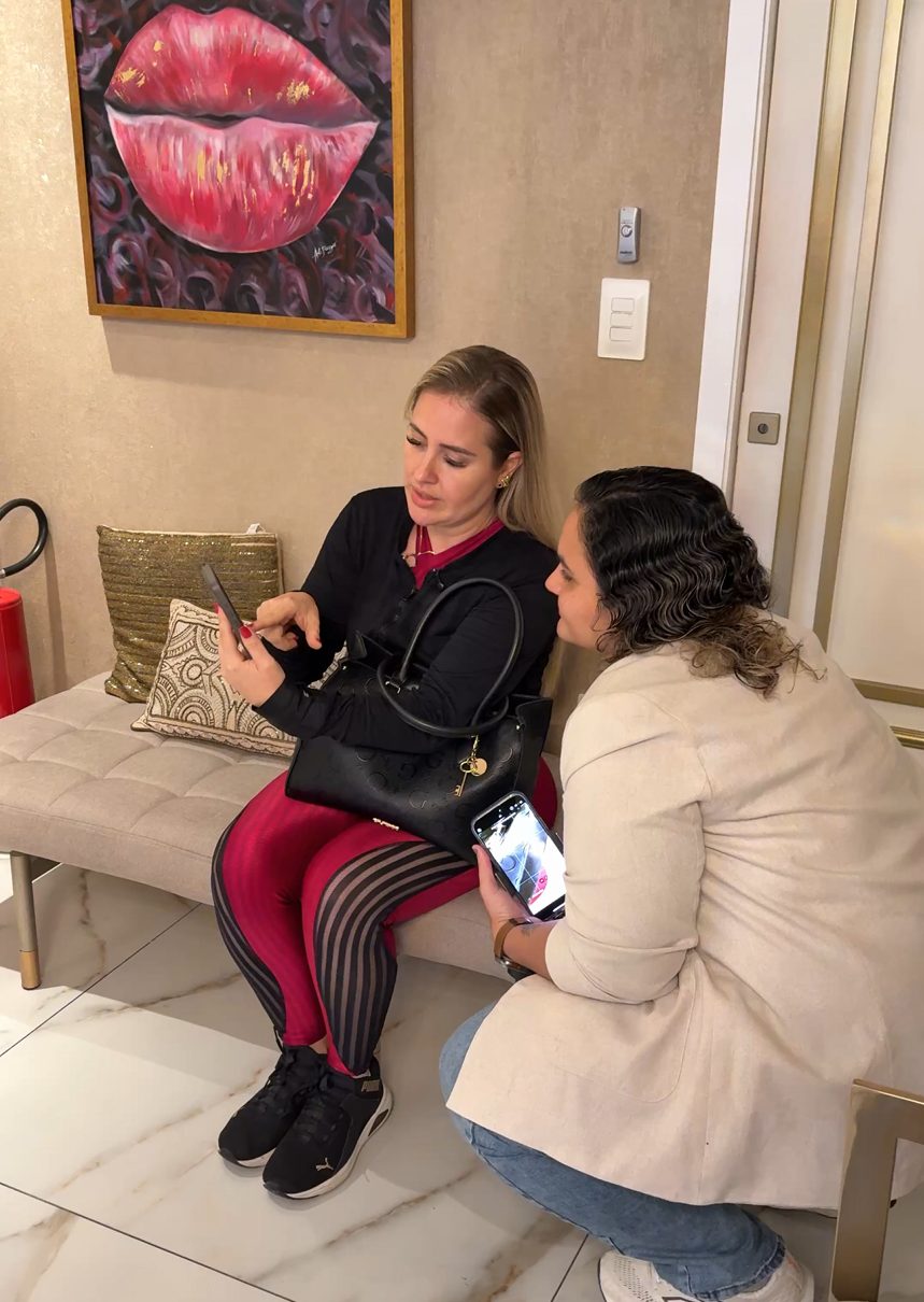 Roxane Plácido revisando imagens no celular com a influenciadora Patrícia Leitte