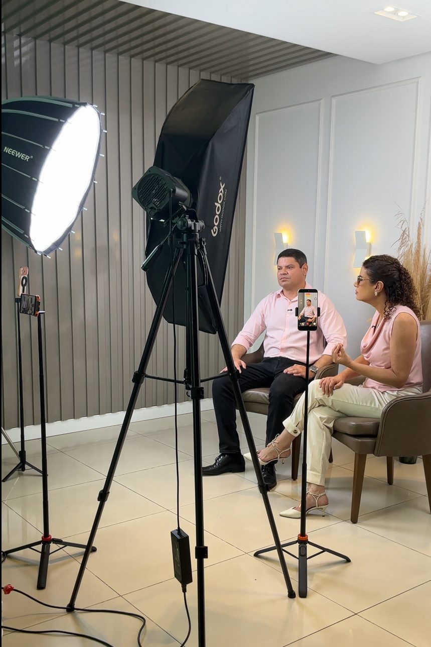 Set de gravação montado com luzes e câmeras para entrevista com médico