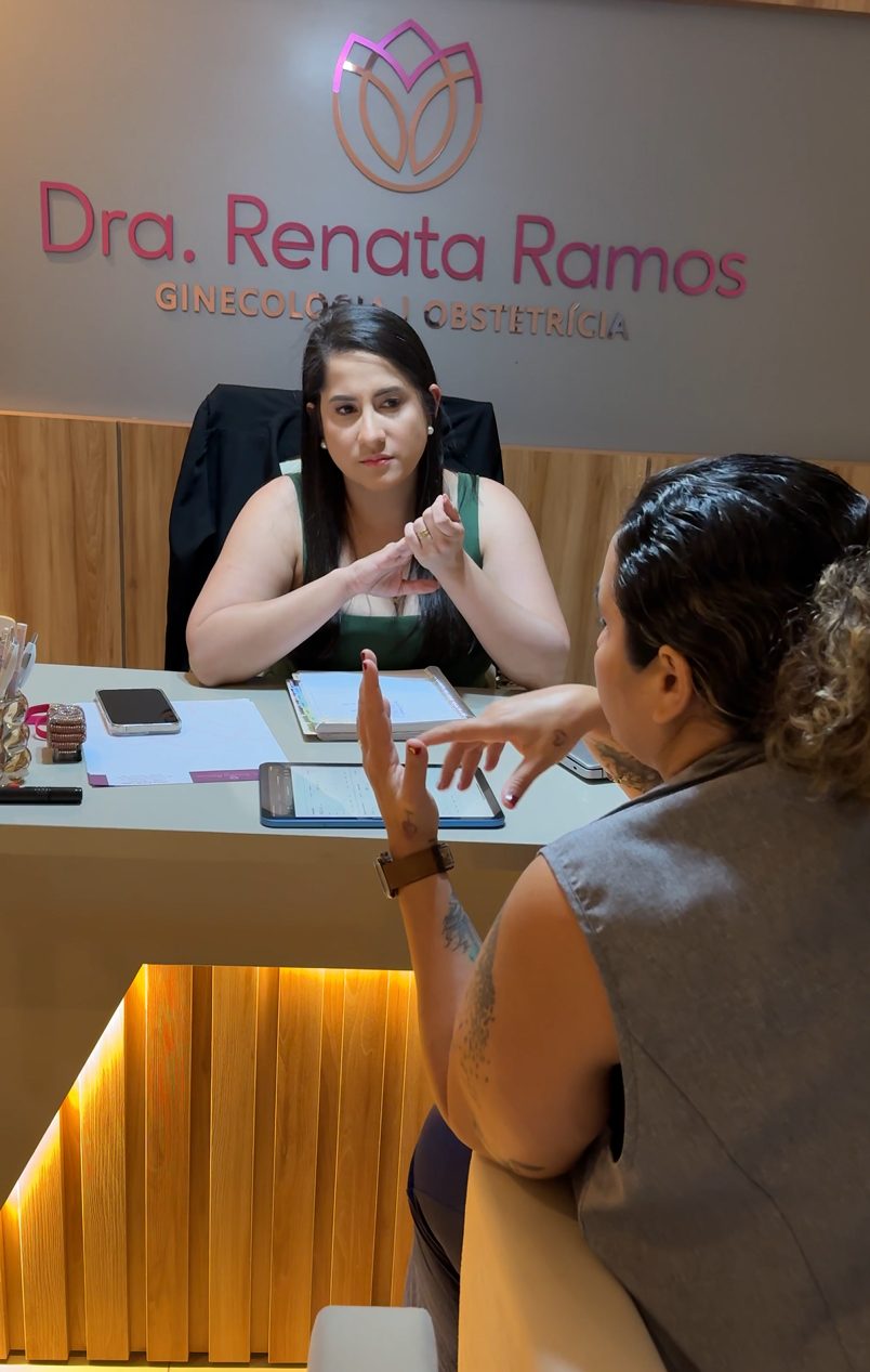 Roxane Plácido em reunião estratégica com a Dra. Renata Ramos em seu consultório