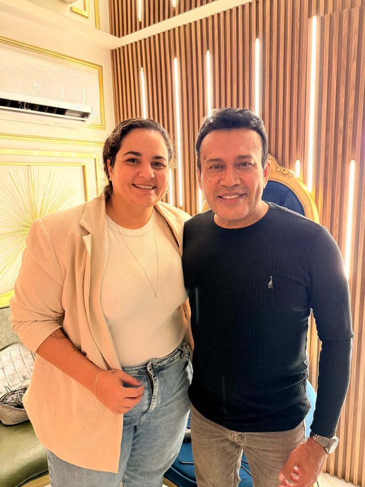 Roxane Plácido com o cantor Zé Cantor em dia de gravação