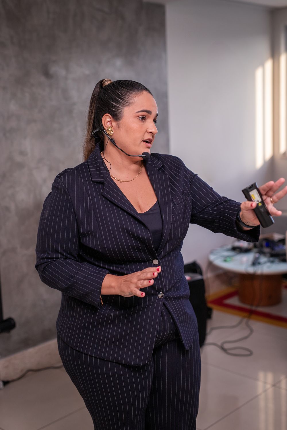 Roxane Plácido ministrando palestra com microfone headset