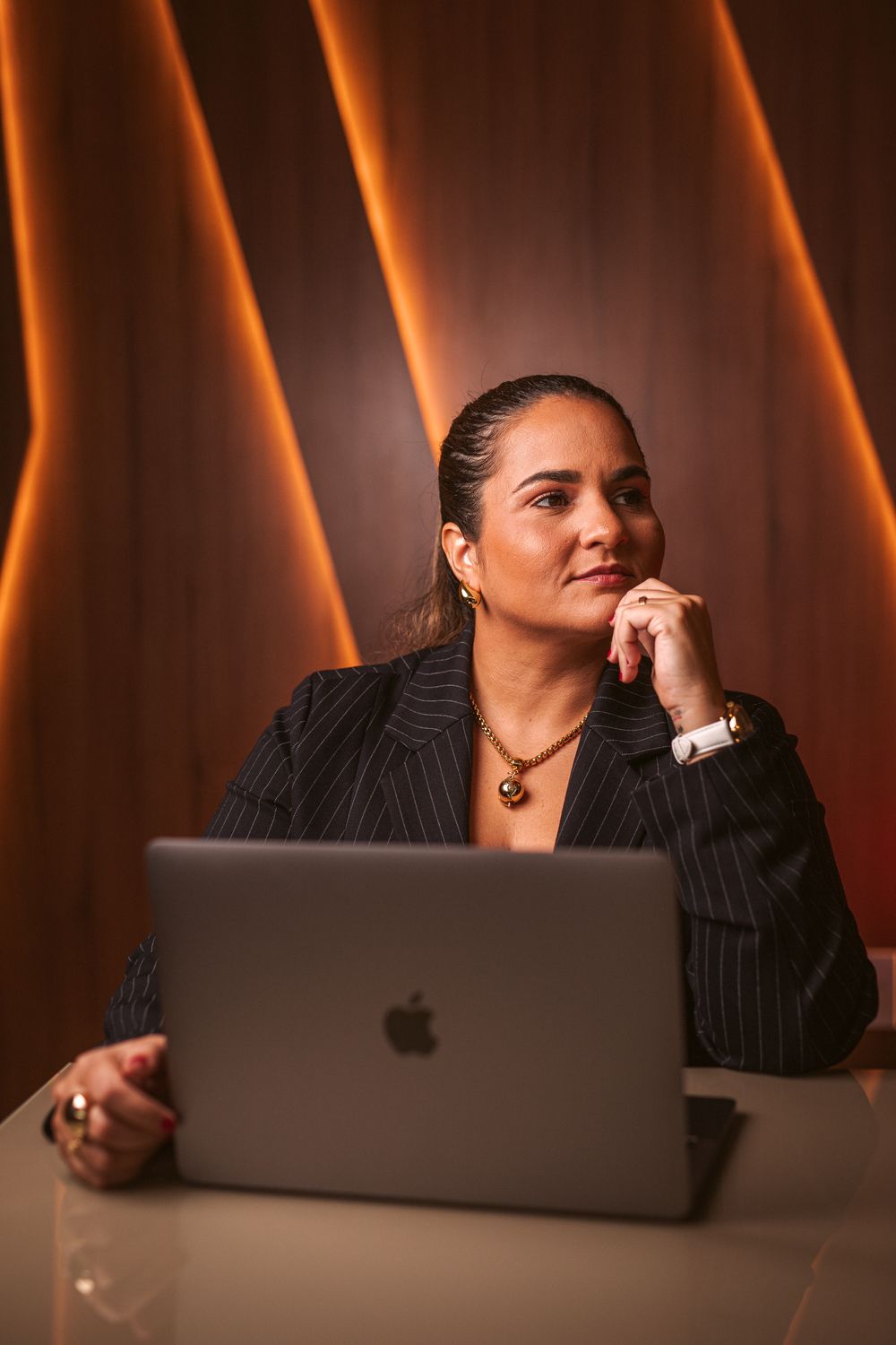 Roxane Plácido trabalhando ao notebook
