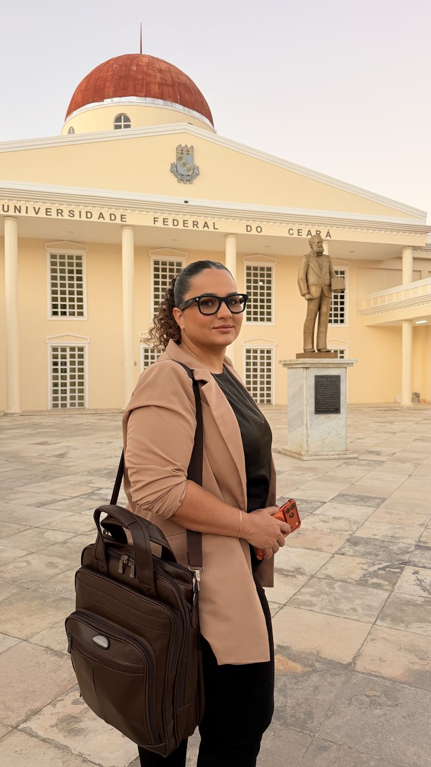 Roxane Plácido em frente à Universidade Federal do Ceará